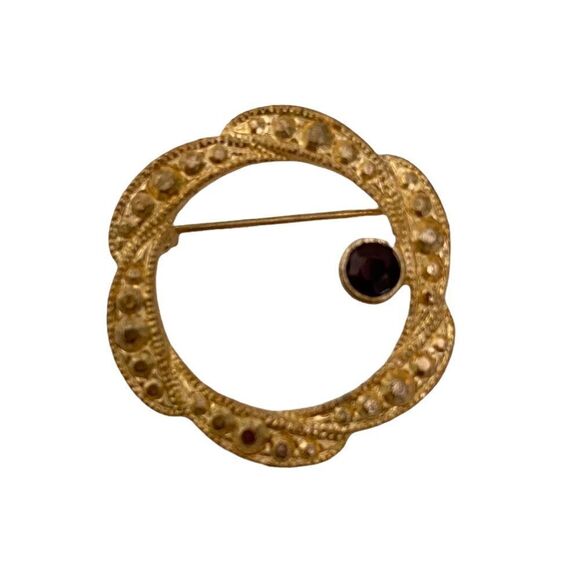 Vintage Textured Gold Tone Scalloped Edge Red Stone Brooch Lapel - Picture 1 of 2